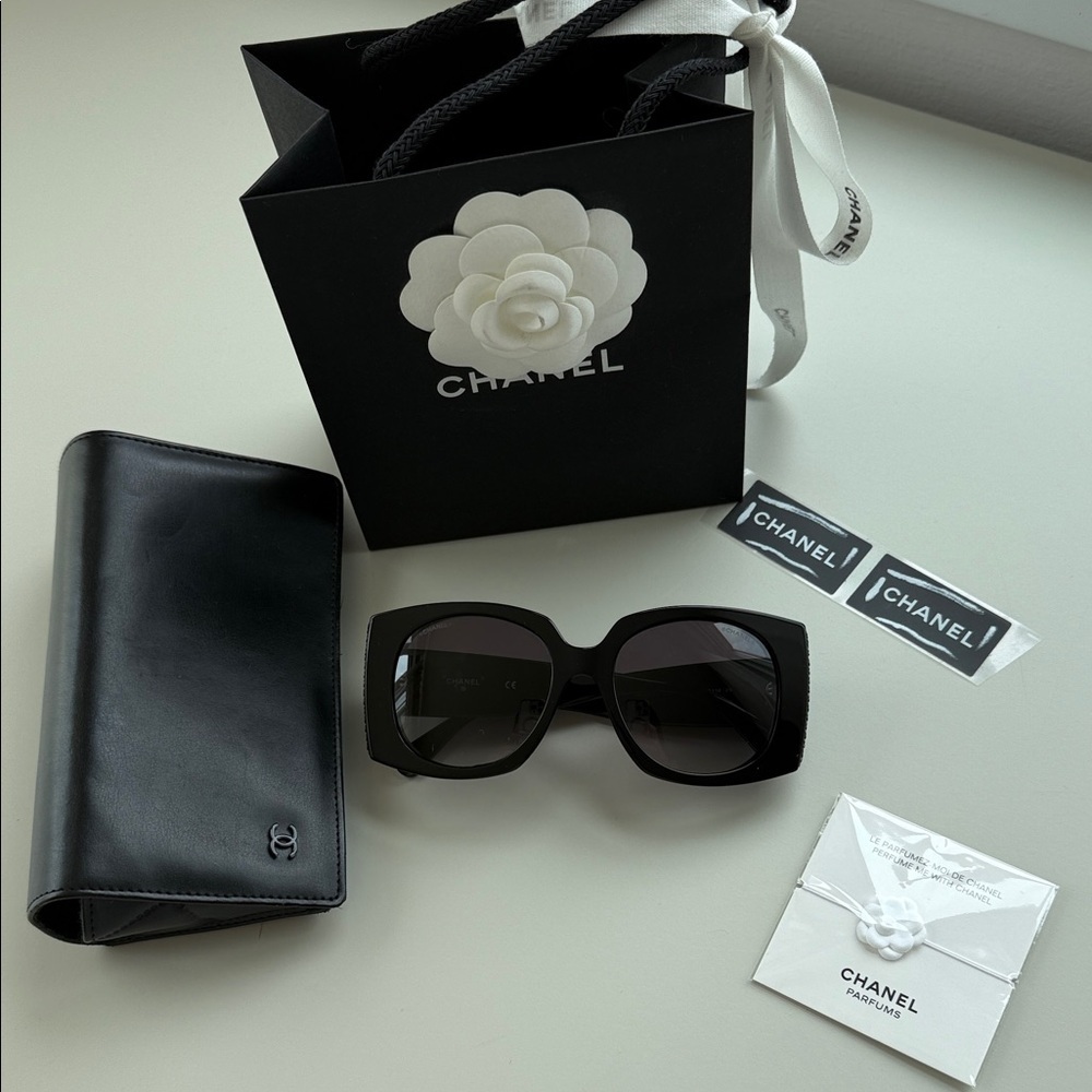 CHANEL Elegant Black Sunglasses